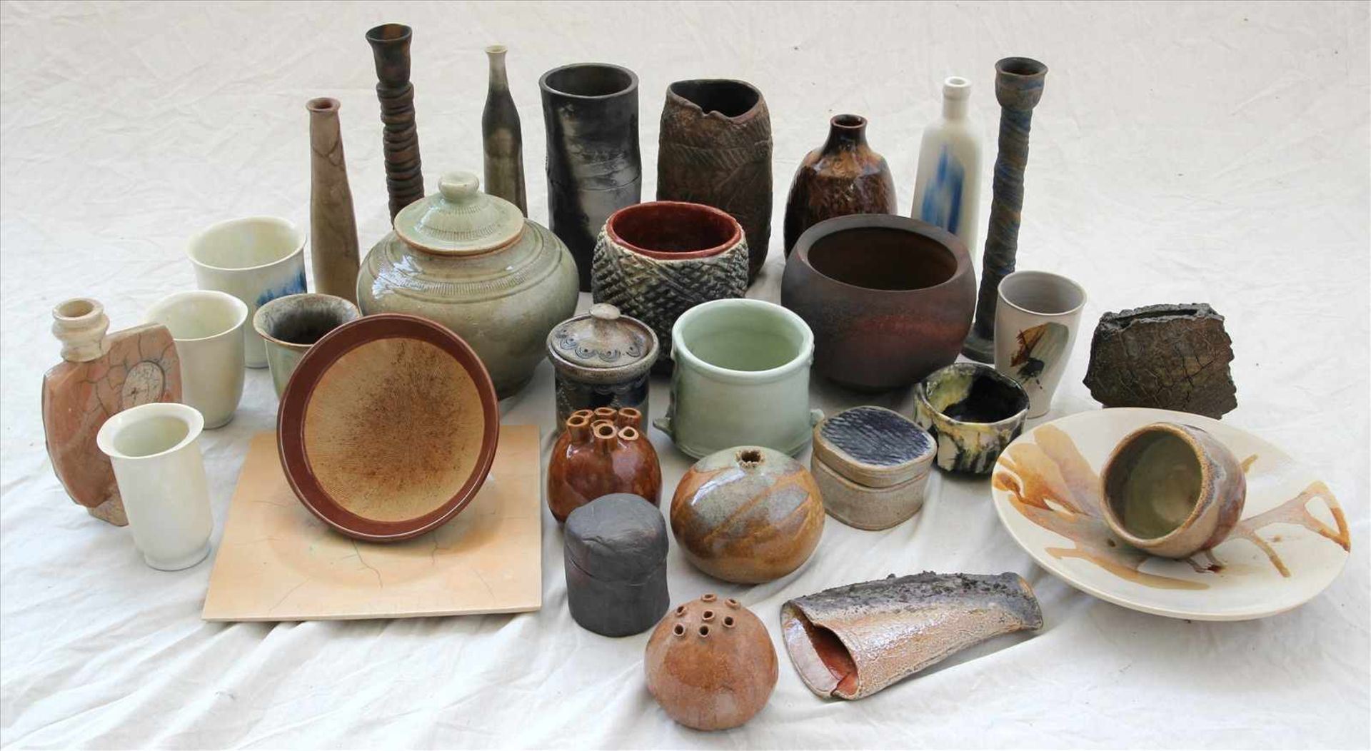 Konvolut Keramik20. Jh. Insgesamt 30 Teile Künstlerkeramik ( art pottery ) in diversen Formen und