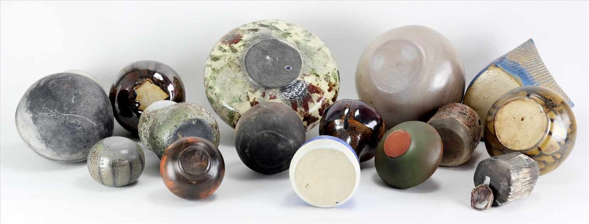 Konvolut Keramik20. Jh. Insgesamt 16 Teile Künstlerkeramik ( art pottery ) in diversen Formen und - Bild 2 aus 9