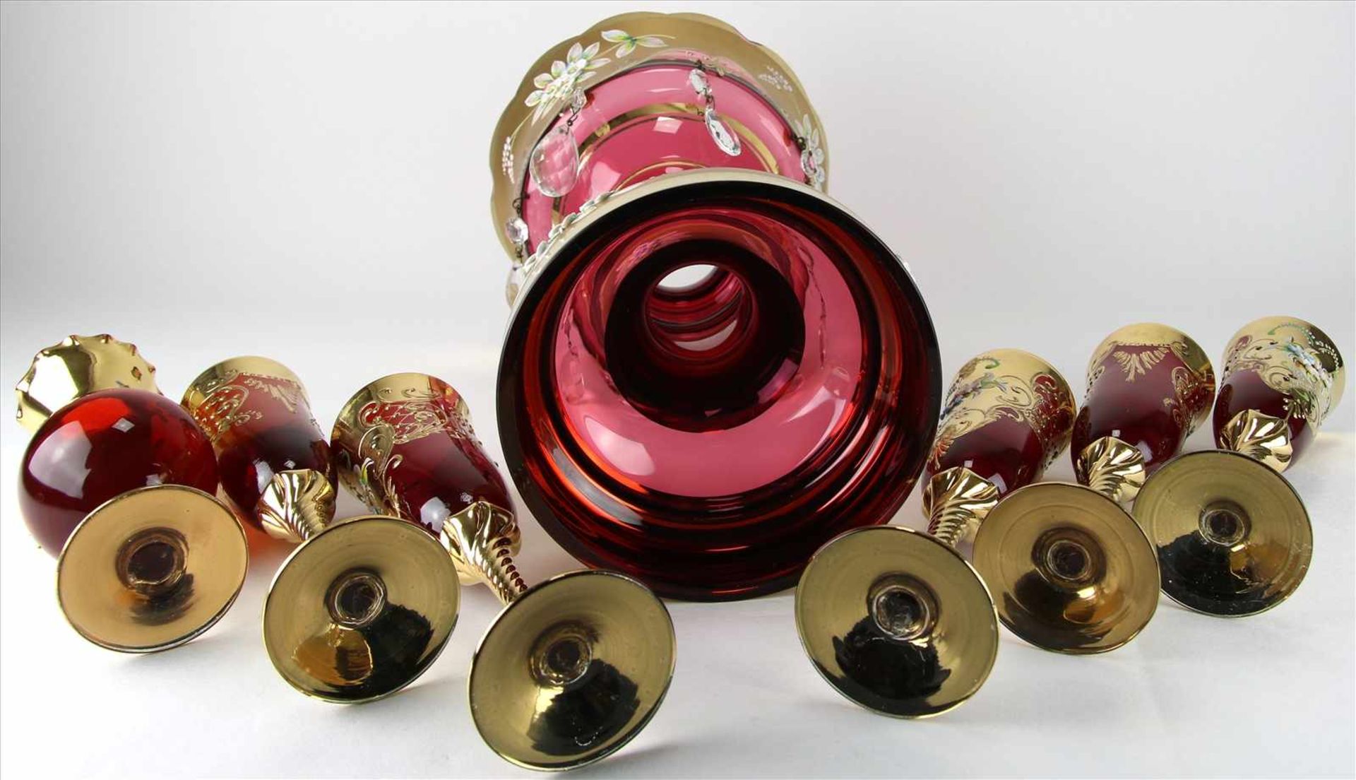 Konvolut böhmisches Glas20. Jh. Rotes Farbglas mit reichem Golddekor und polychromer, floraler - Bild 5 aus 5