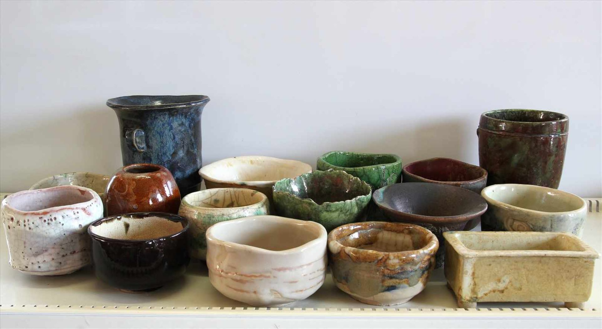 Konvolut Keramik20. Jh. Insgesamt 16 Teile Künstlerkeramik ( art pottery ) in diversen Formen und