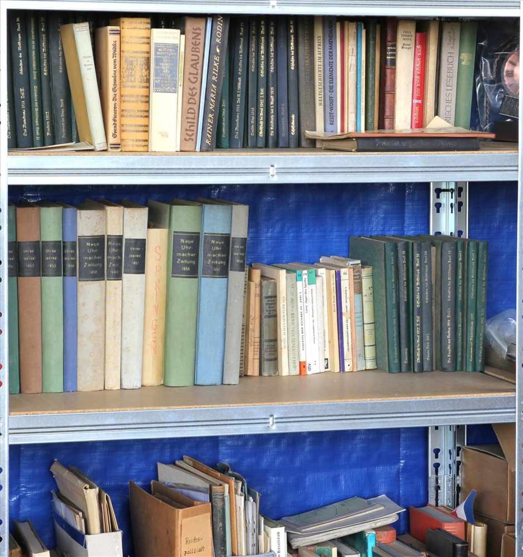 Konvolut BücherInhalt in einem Regal (Regal gehört nicht zum Auktionsumfang). Teils - Bild 2 aus 3
