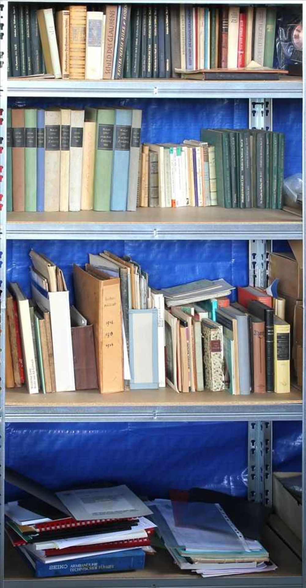 Konvolut BücherInhalt in einem Regal (Regal gehört nicht zum Auktionsumfang). Teils