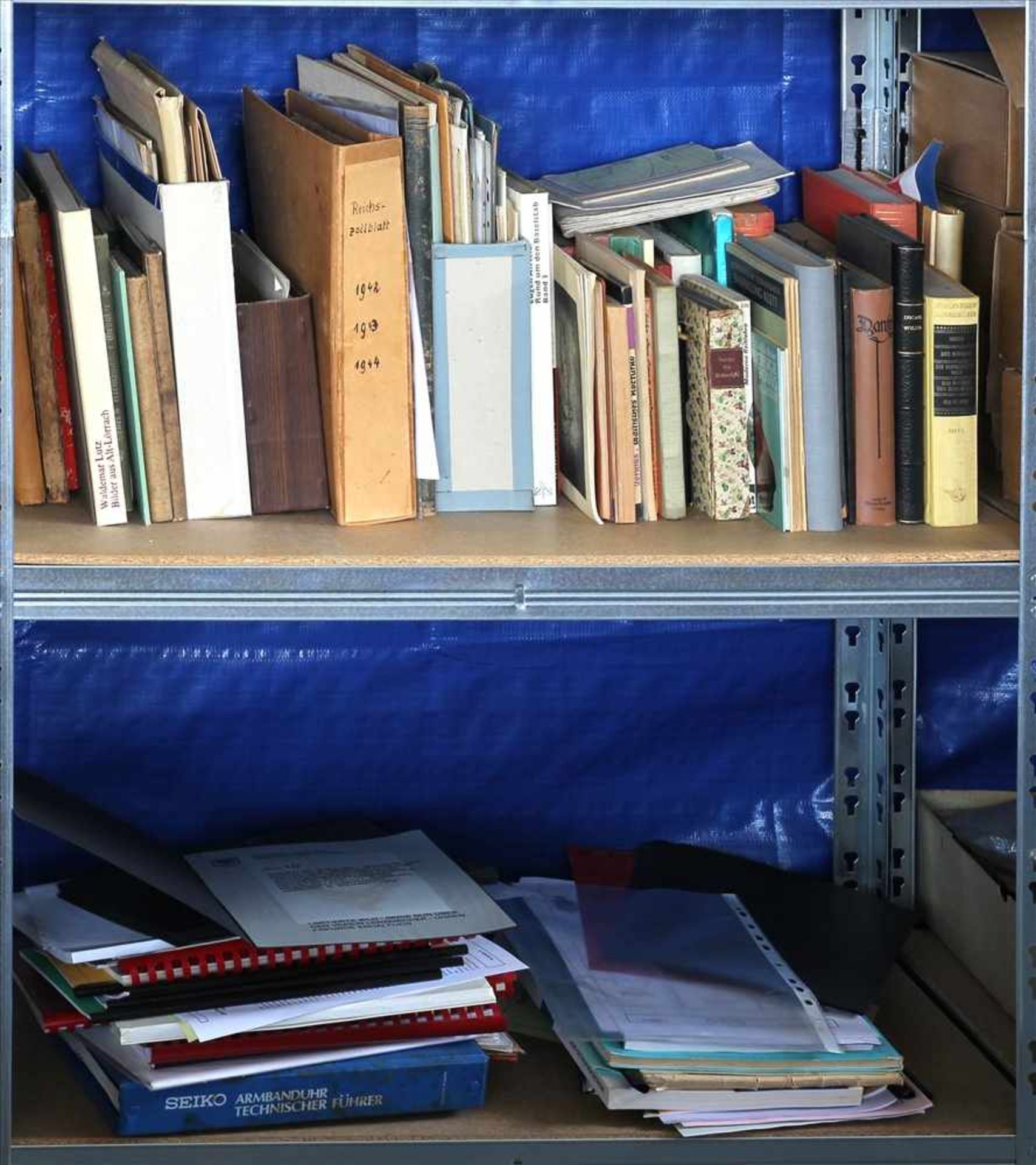 Konvolut BücherInhalt in einem Regal (Regal gehört nicht zum Auktionsumfang). Teils - Bild 3 aus 3