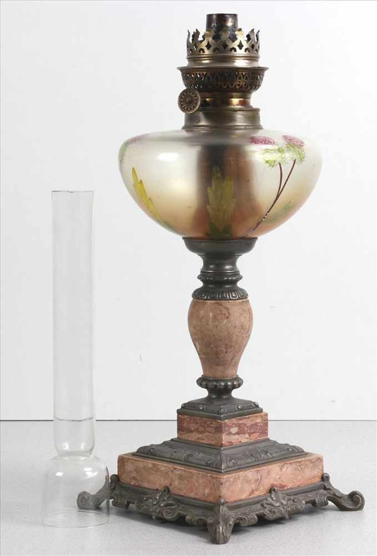 PetroleumlampeUm 1900. Metallfüßchen und Marmorplinthe. Profilierter Schaft und Glasbehälter mit - Bild 2 aus 7