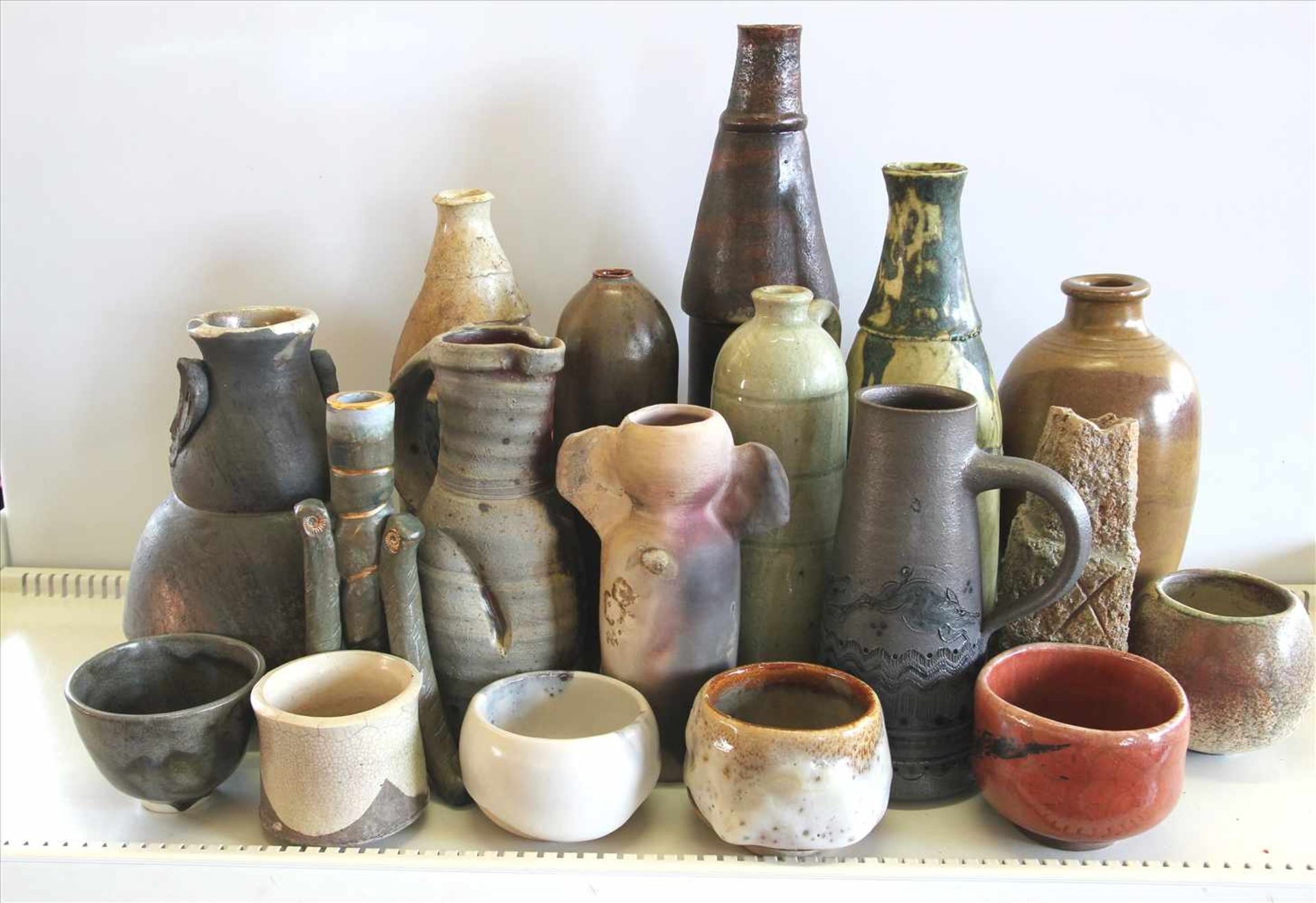 Konvolut Keramik20. Jh. Insgesamt 18 Teile Künstlerkeramik ( art pottery ) in diversen Formen und