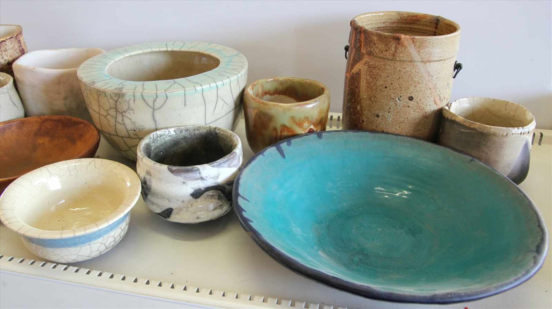 Konvolut Keramik20. Jh. Insgesamt 13 Teile Künstlerkeramik ( art pottery ) in diversen Formen und - Bild 3 aus 4