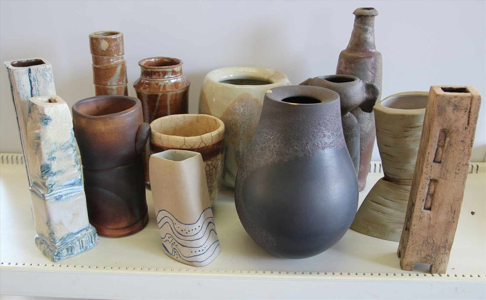 Konvolut Keramik20. Jh. Insgesamt 13 Teile Künstlerkeramik ( art pottery ) in diversen Formen und