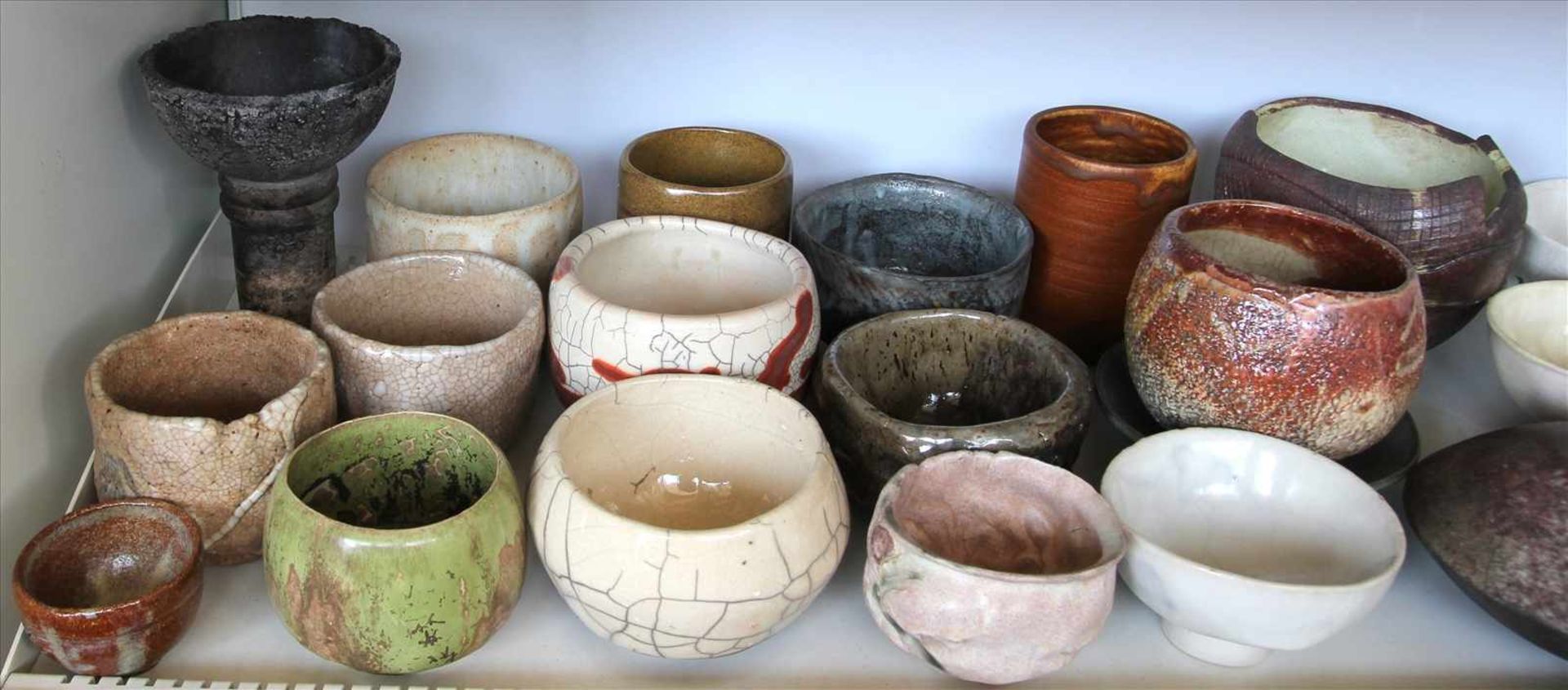 Konvolut Keramik20. Jh. Insgesamt 25 Teile Künstlerkeramik ( art pottery ) in diversen Formen und - Bild 2 aus 4