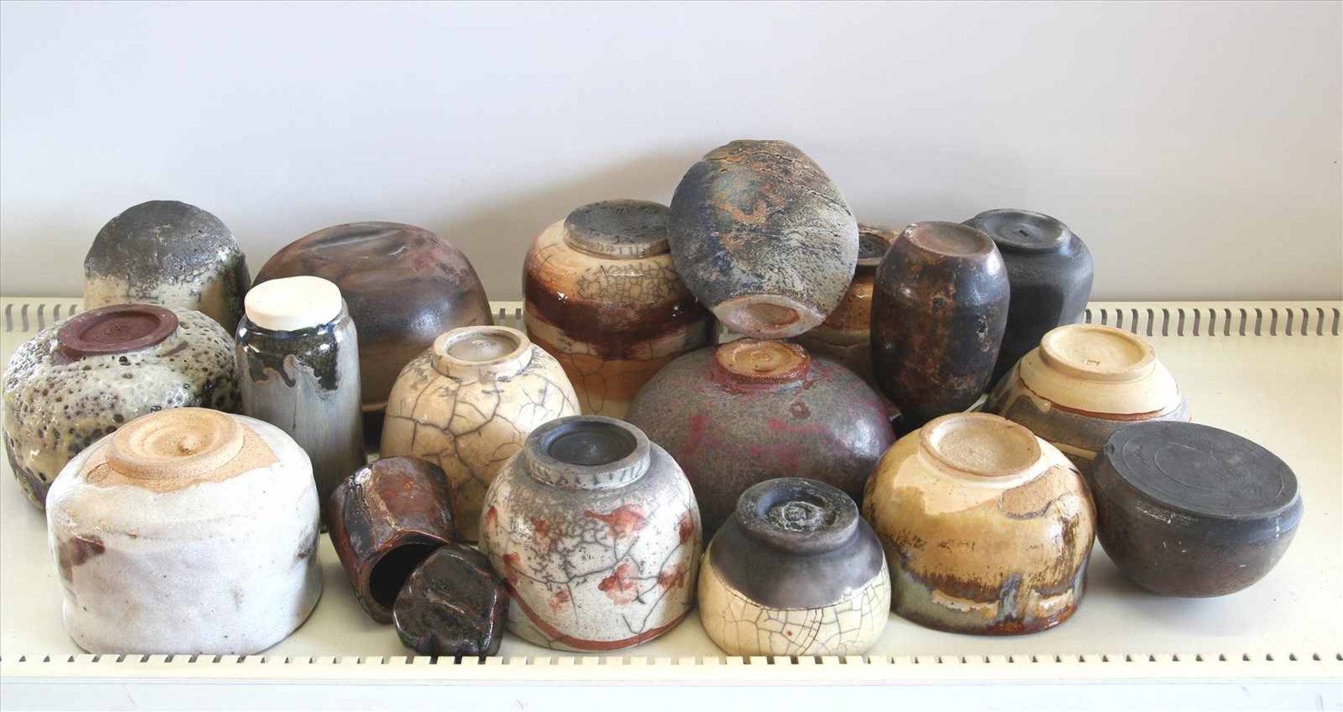 Konvolut Keramik20. Jh. Insgesamt 18 Teile Künstlerkeramik ( art pottery ) in diversen Formen und - Bild 2 aus 4