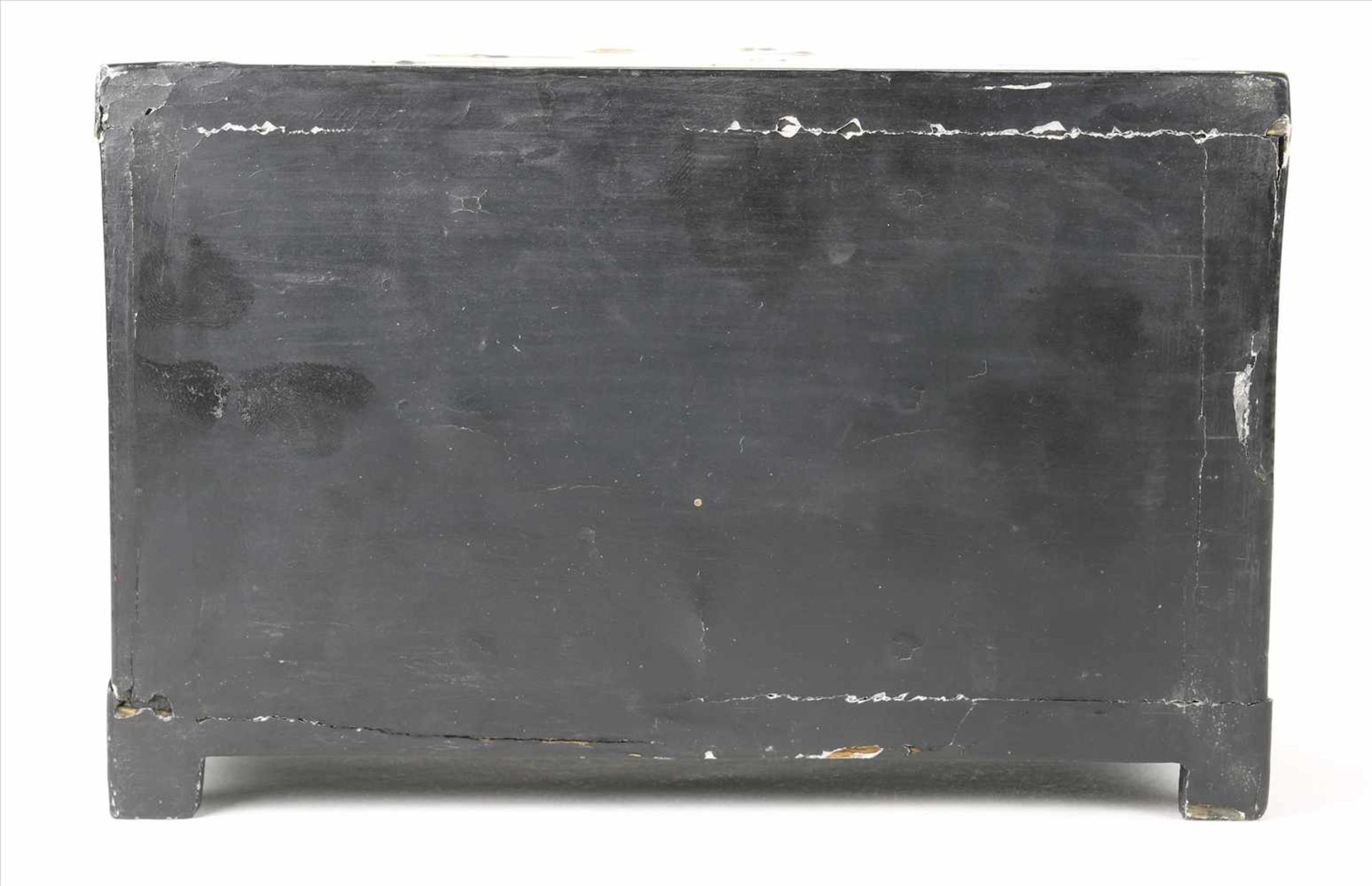 ModellschränkchenChina um 1920. Schwarzlack auf Holz mit aufwendigen Perlmuttintarsien und Bemalung. - Bild 5 aus 5