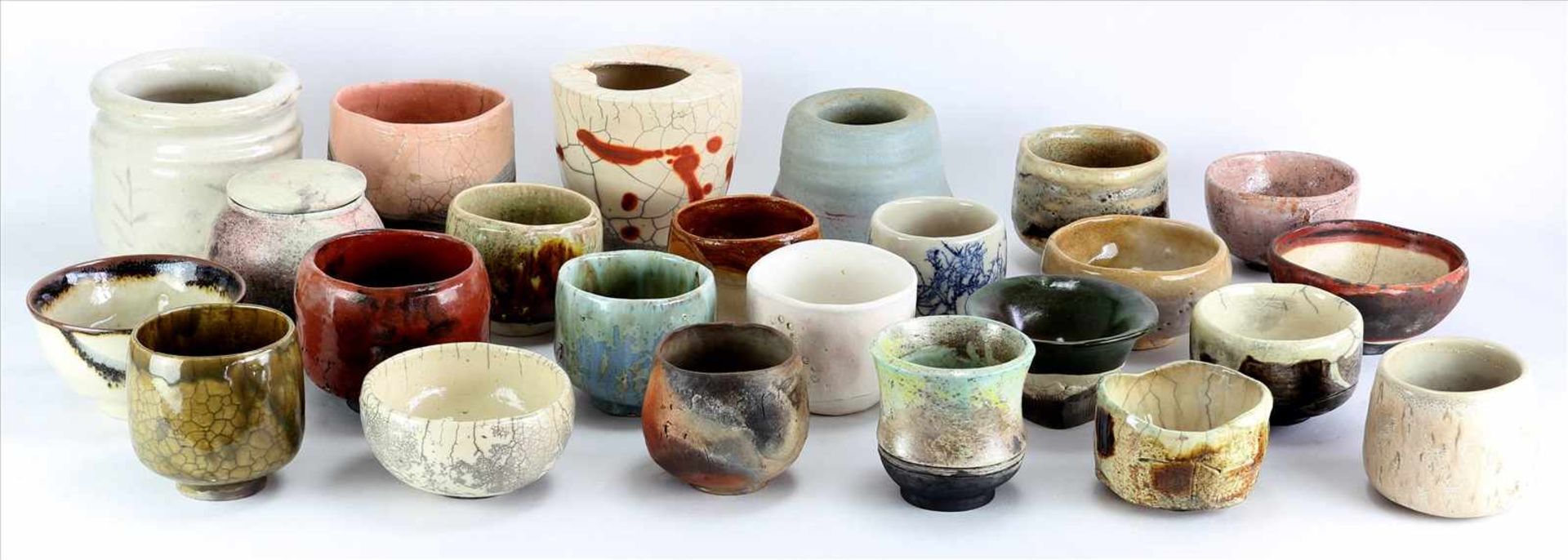 Konvolut Keramik20. Jh. Insgesamt 24 Teile Künstlerkeramik ( art pottery ) in diversen Formen und