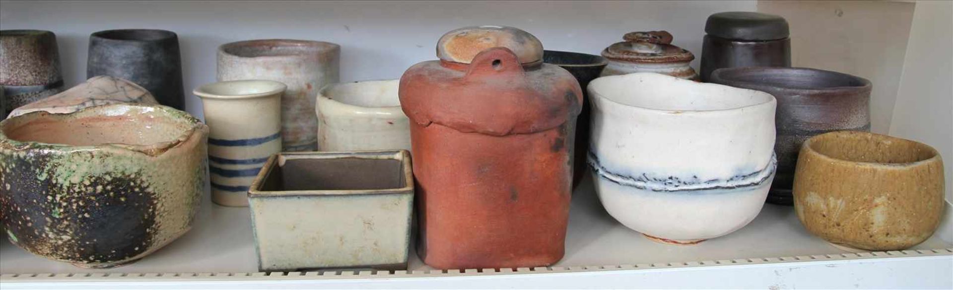 Konvolut Keramik20. Jh. Insgesamt 22 Teile Künstlerkeramik ( art pottery ) in diversen Formen und - Bild 3 aus 5