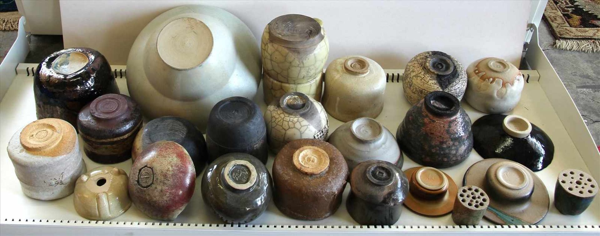 Konvolut Keramik20. Jh. Insgesamt 20 Teile Künstlerkeramik ( art pottery ) in diversen Formen und - Bild 2 aus 3