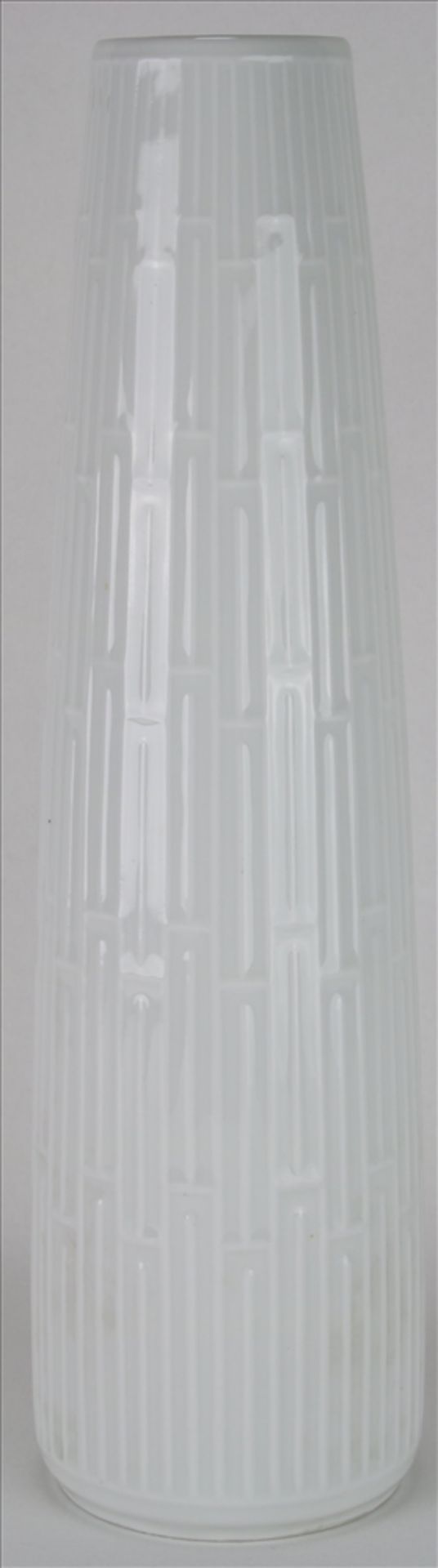 Vase Meissen20. Jh, 195er Jahre. Zylindrische Form mit Reliefdekor. Unter dem Boden unterglasurblaue - Image 2 of 3