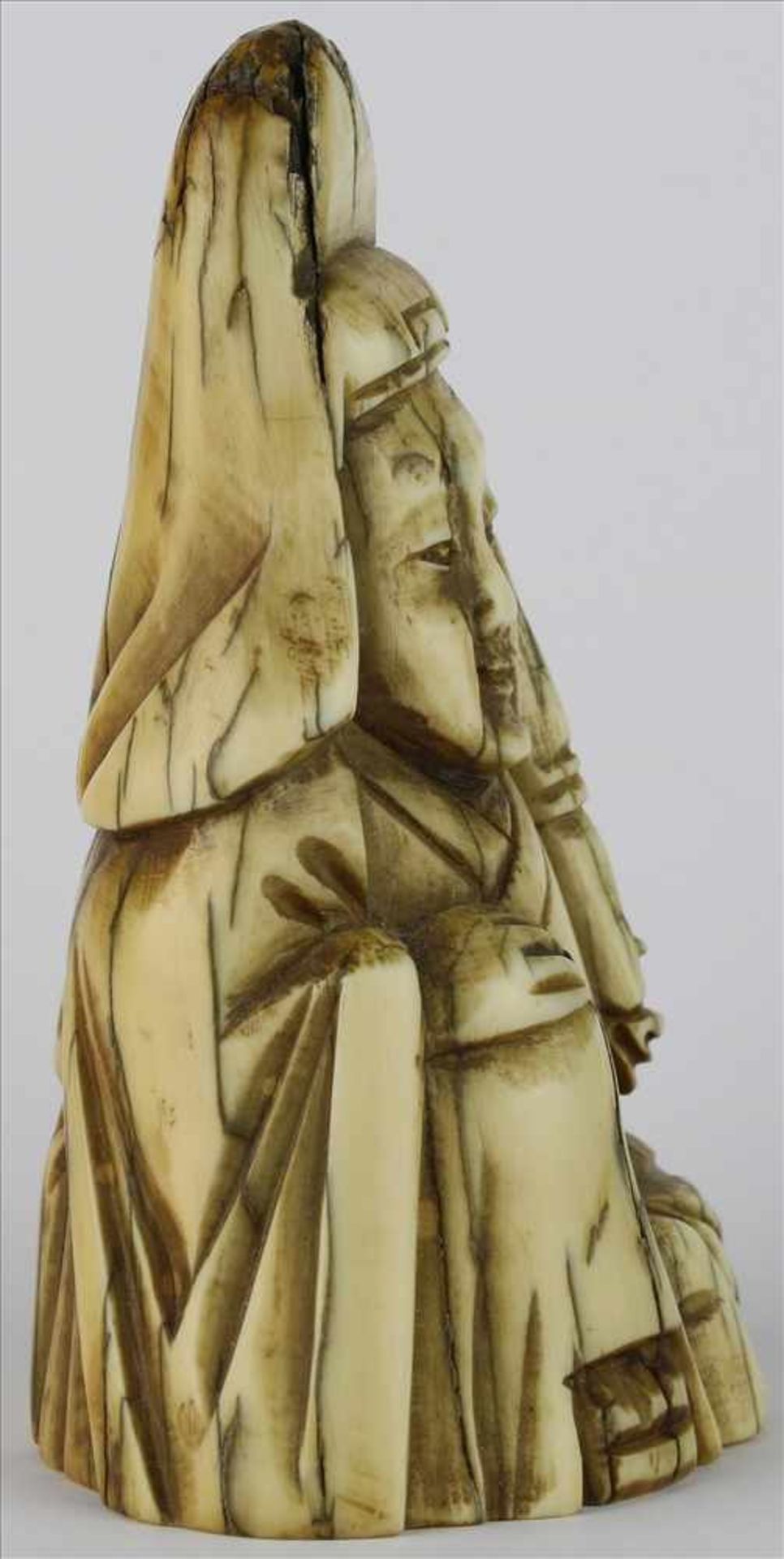 NetsukeJapan, späte Meiji-Zeit. Sitzender Weiser. Elfenbein geschnitzt. Höhe ca. 8 cm. - Bild 2 aus 6