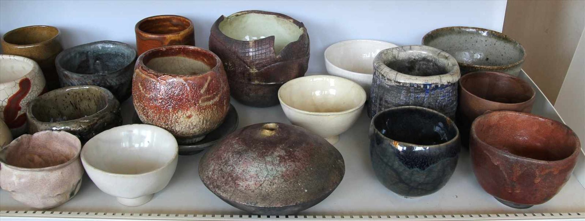Konvolut Keramik20. Jh. Insgesamt 25 Teile Künstlerkeramik ( art pottery ) in diversen Formen und - Bild 3 aus 4