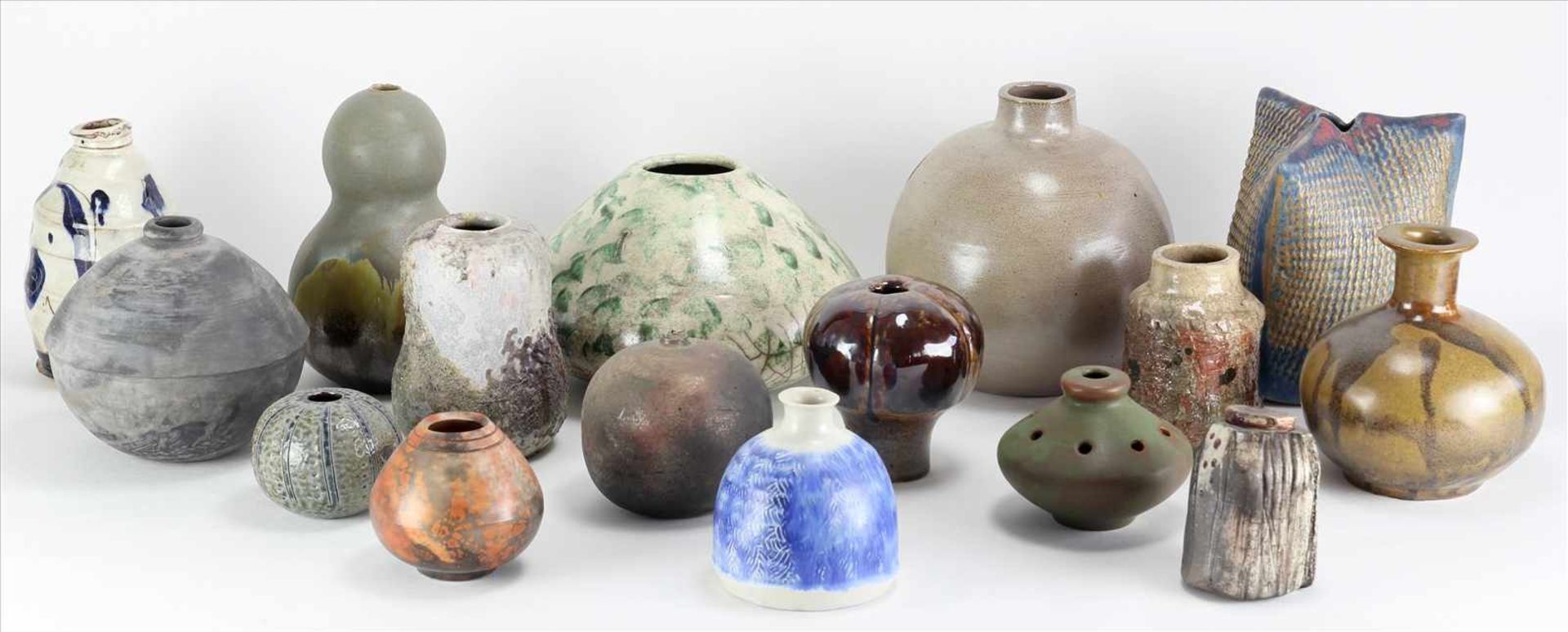 Konvolut Keramik20. Jh. Insgesamt 16 Teile Künstlerkeramik ( art pottery ) in diversen Formen und