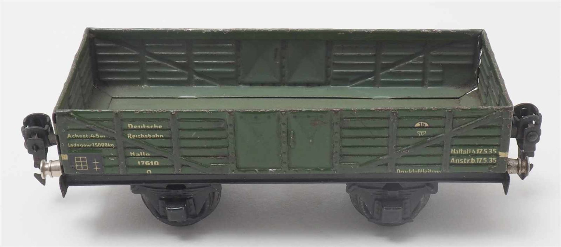 Zwei GüterwagenMärklin Spur 0. 1930-er Jahre. Niederbordwagen in grün. Guter, altersbedingter - Bild 2 aus 5