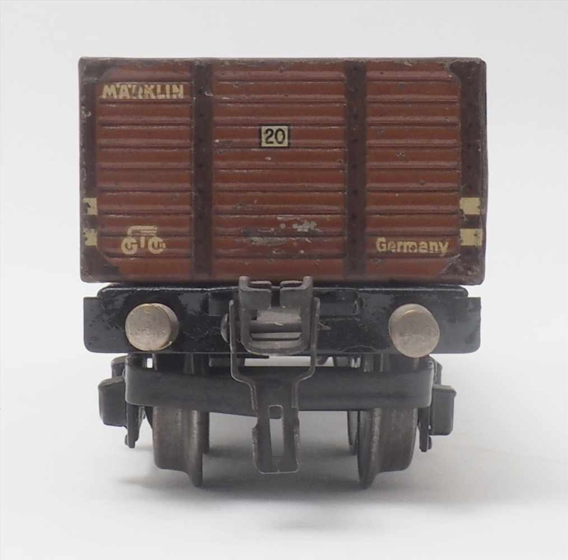 Zwei GüterwagenMärklin Spur 0. 1930-er Jahre. Hochbordwagen und Rungenwagen mit Bremserhaus. - Bild 7 aus 8