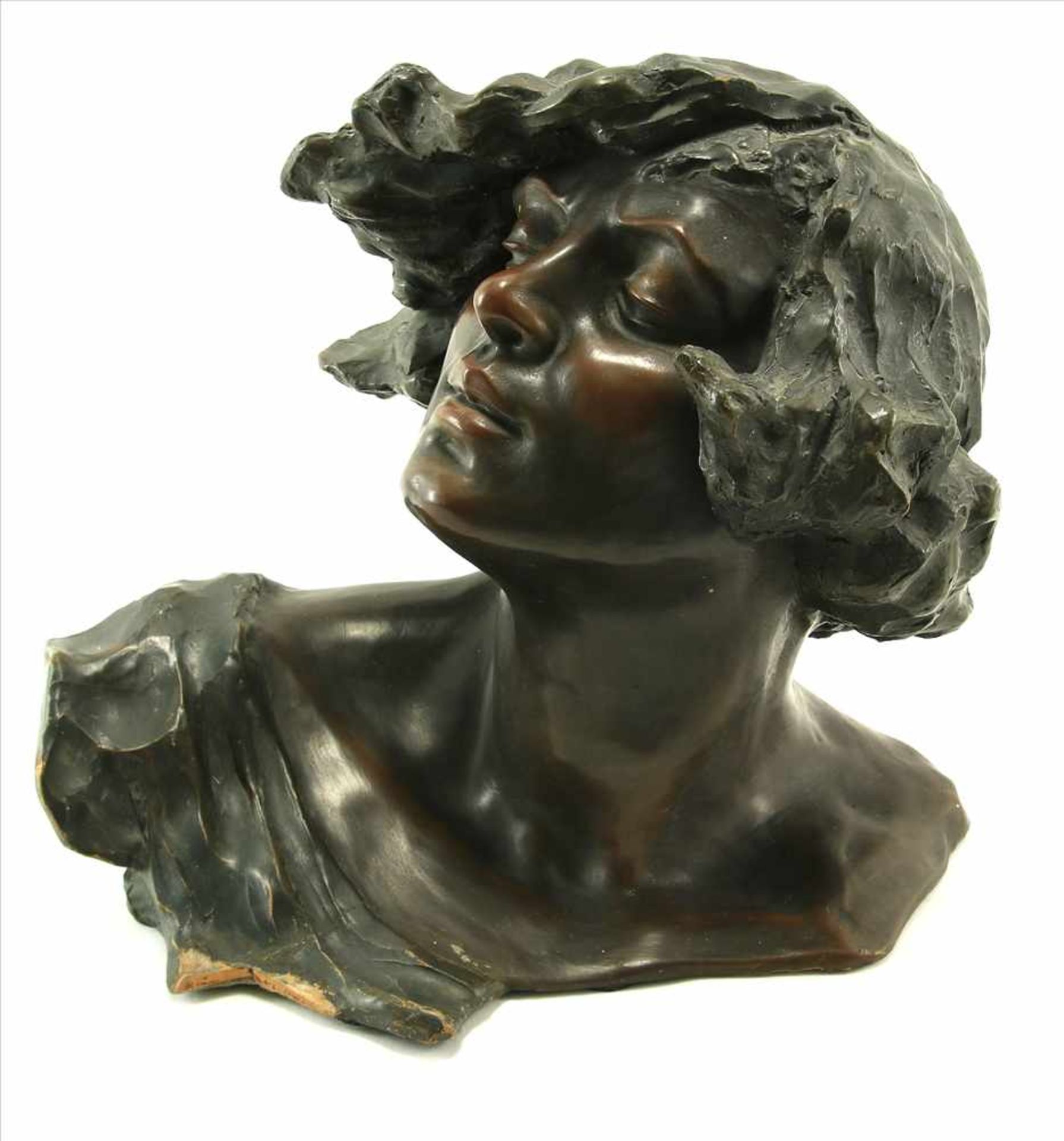 JugendstilbüsteDeutsch um 1920. Portrait einer jungen Frau mit windzerzauster Frisur. Terracotta - Bild 2 aus 4