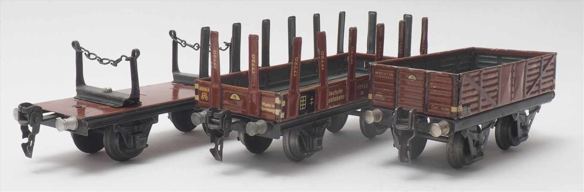 Drei GüterwagenMärklin Spur 0. 1930-er Jahre. Niederbordwagen, Holzwagen und Rungenwagen. Guter,