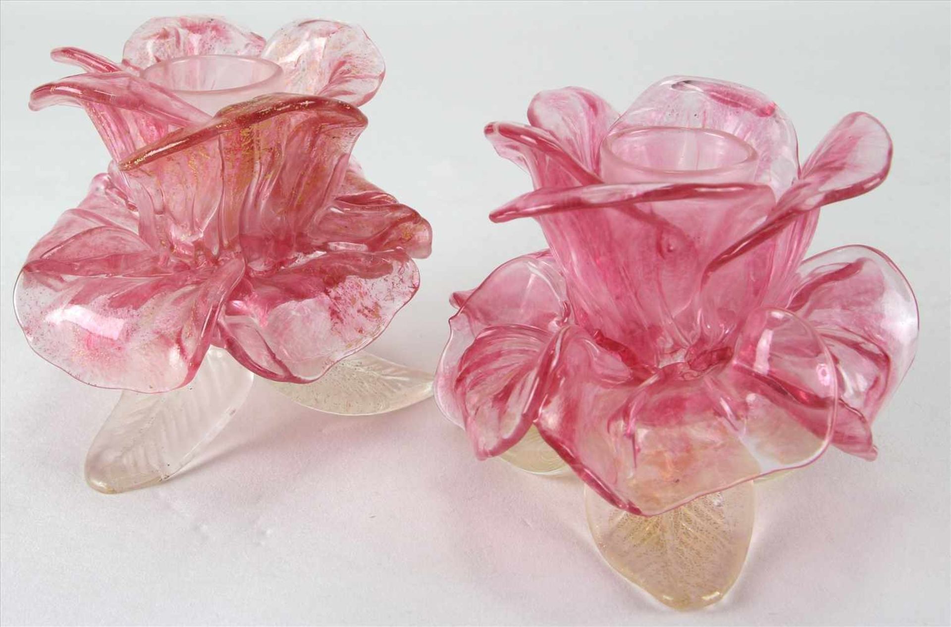 Paar KerzenständerMurano 20. Jh. Glas, teils polychrom und mit Goldflitter in Form einer - Image 2 of 5