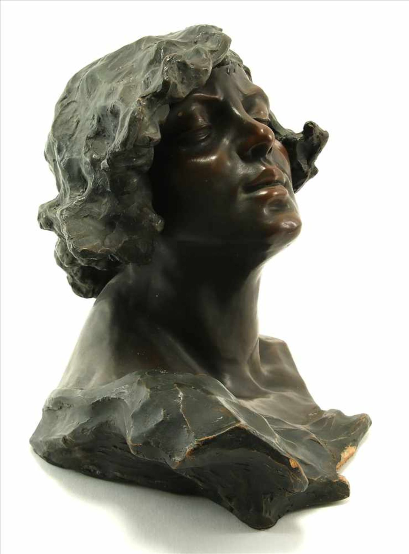 JugendstilbüsteDeutsch um 1920. Portrait einer jungen Frau mit windzerzauster Frisur. Terracotta