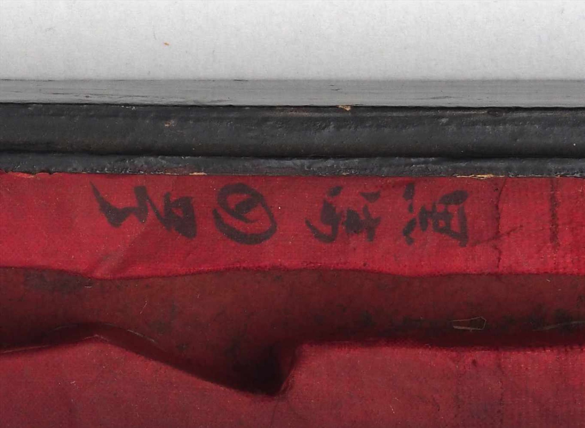 Lackschale mit Fächer20. Jh. China. Bemalte schwarze Lackschachtel mit Scharnier, innen mit Tier- - Bild 5 aus 5