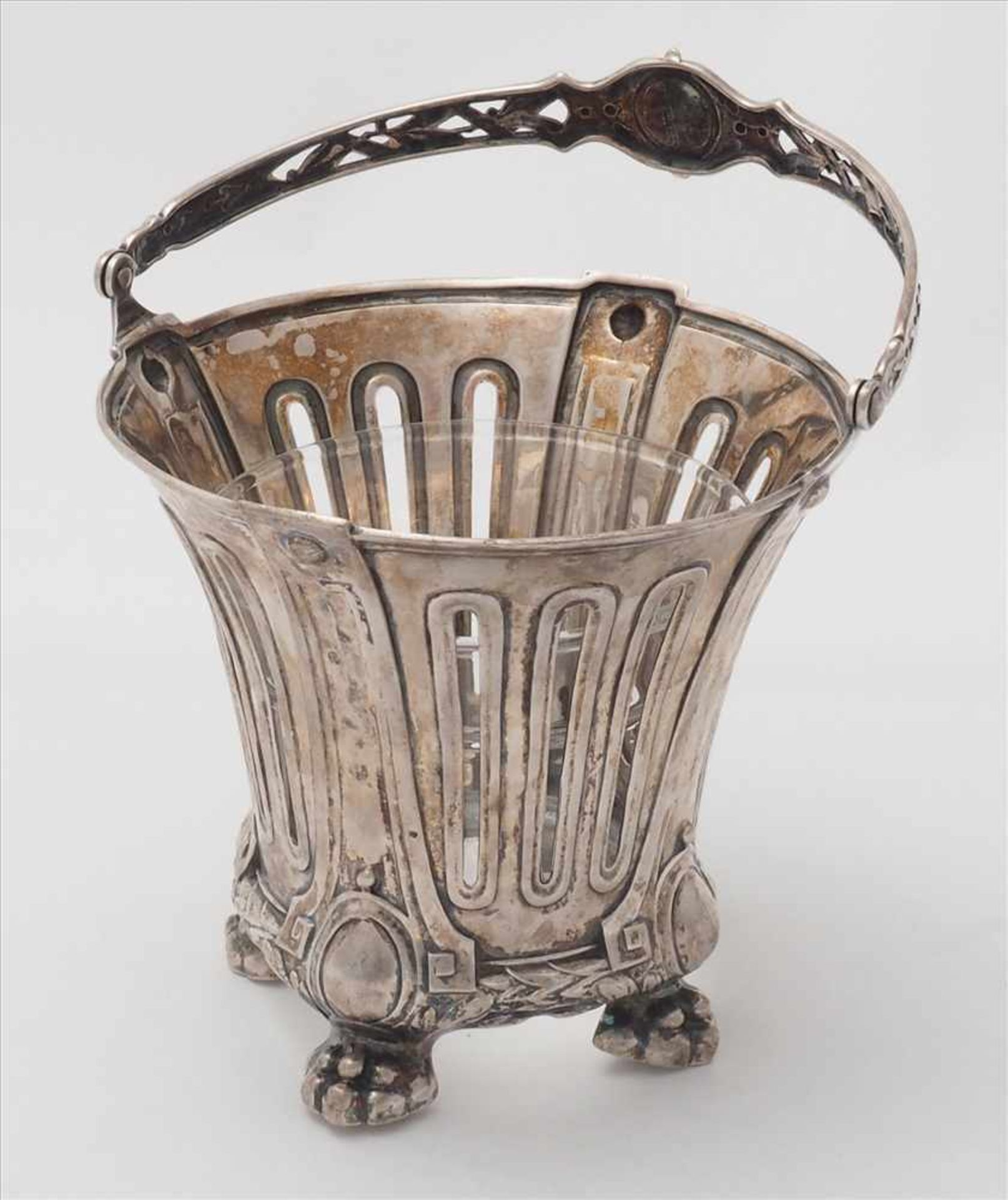 Silberkörbchen mit GlaseinsatzDeutsch um 1900. Silber 800. Auf vier Tatzenfüßen stehendes Körbchen - Bild 3 aus 4