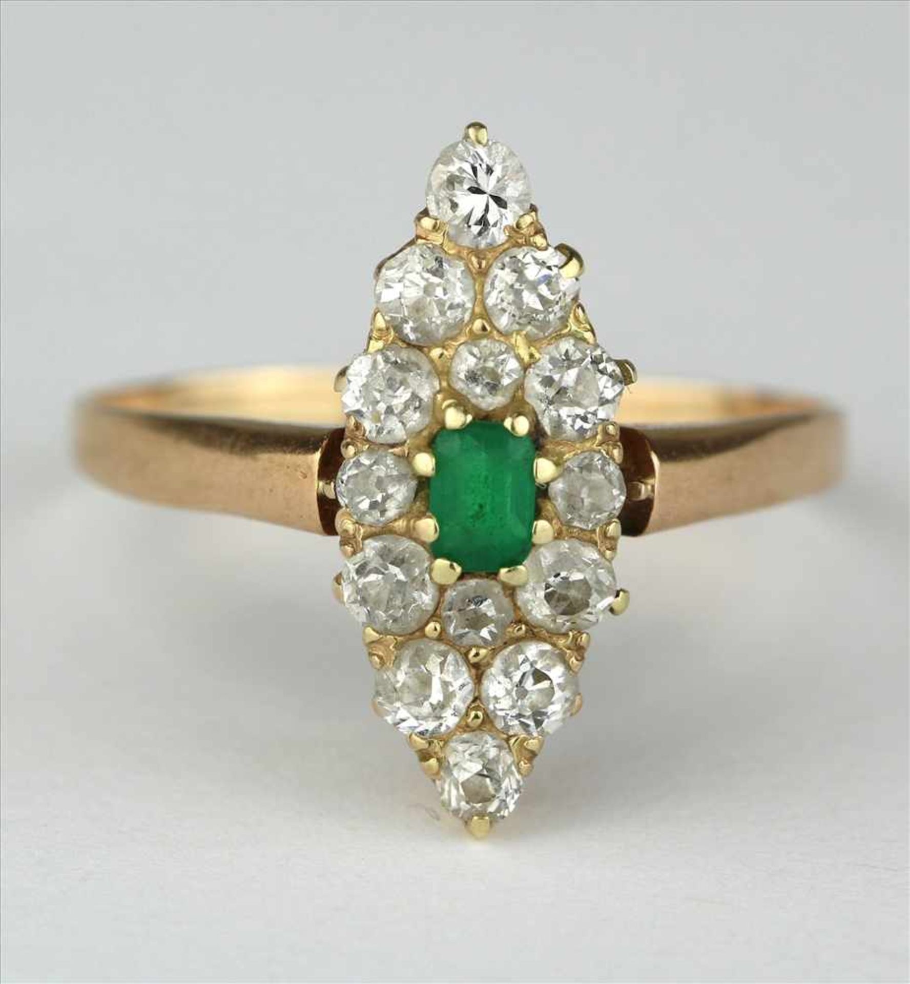 Diamant-SmaragdringDeutsch um 1970. GG 585 (nicht punziert, geprüft). Glatte Ringschiene mit