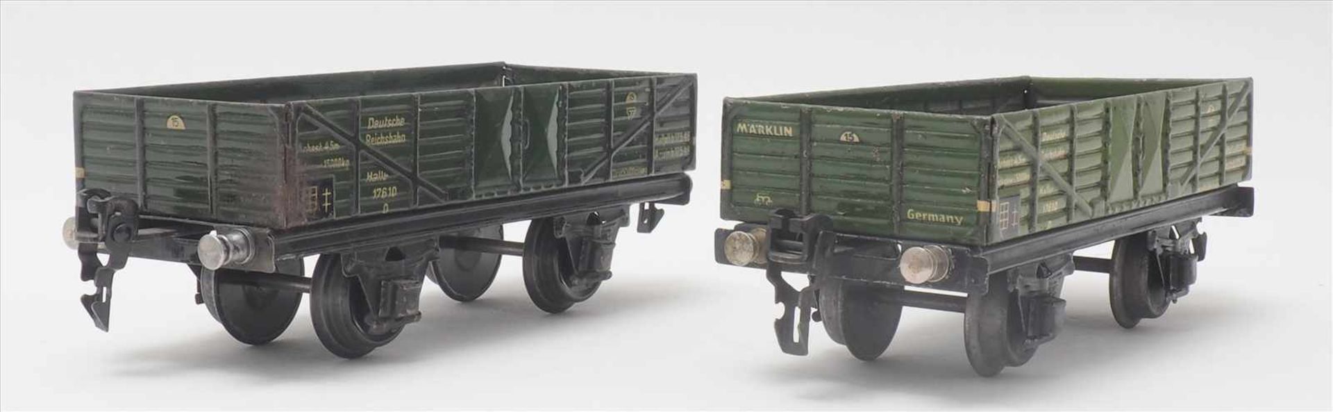 Zwei GüterwagenMärklin Spur 0. 1930-er Jahre. Niederbordwagen in grün. Guter, altersbedingter