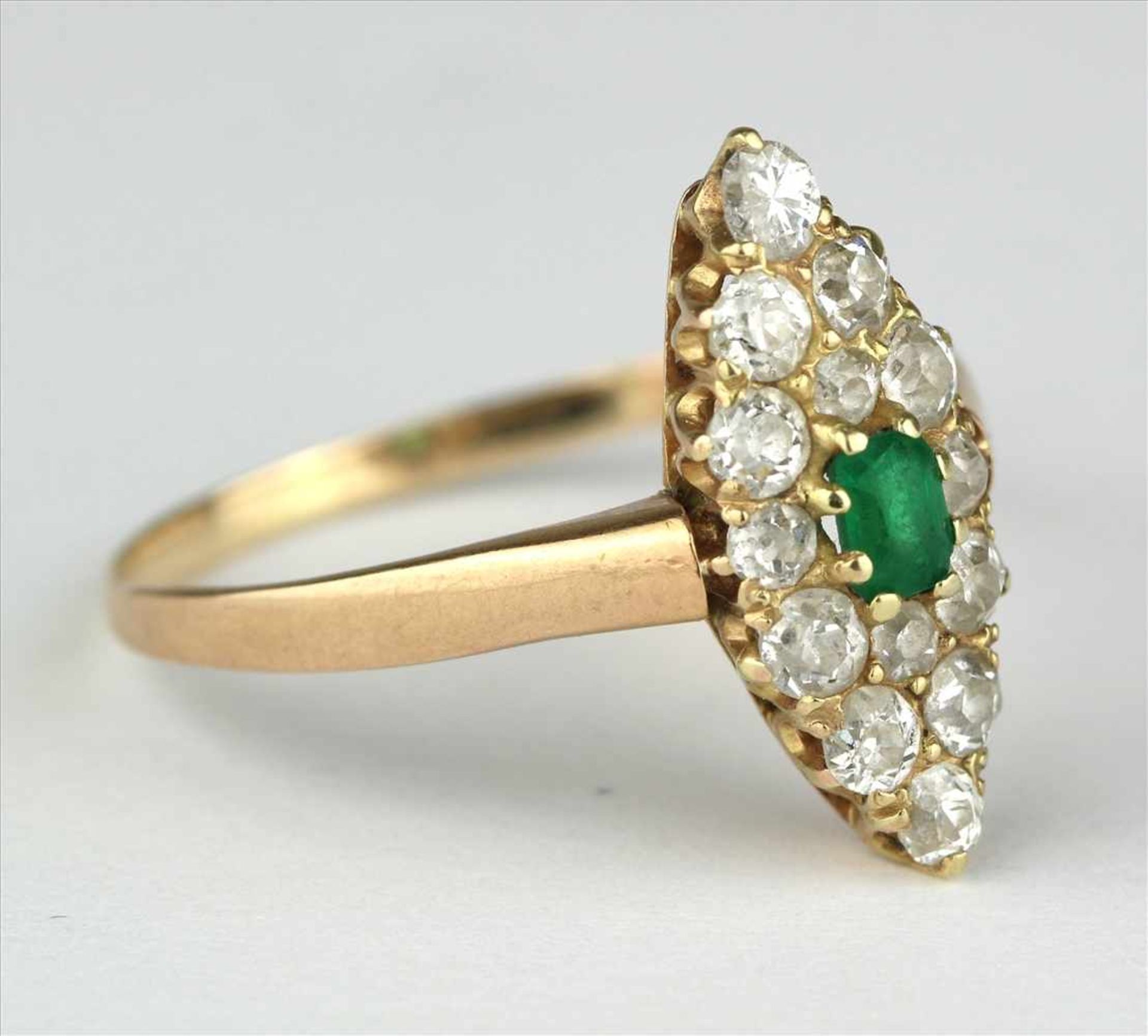 Diamant-SmaragdringDeutsch um 1970. GG 585 (nicht punziert, geprüft). Glatte Ringschiene mit - Bild 2 aus 2