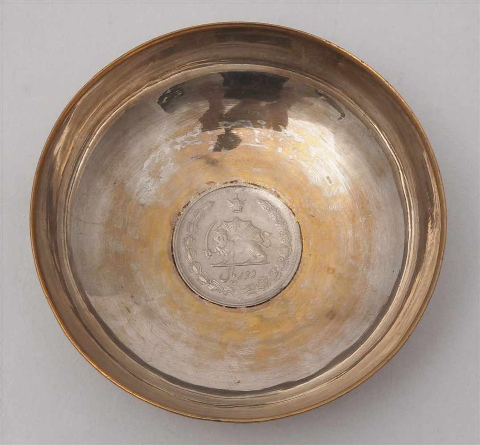 MünzschälchenNaher Osten 20. Jh. Silber, nicht punziert. Eingearbeitete Münze. Durchmesser ca. 6 cm, - Bild 2 aus 3