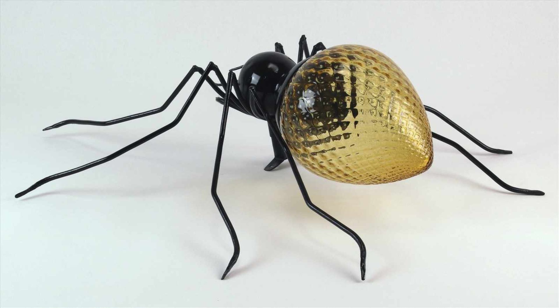 Designerlampe1970-er Jahre. In Form einer Spinne. Schwarz lackiertes Metall und honiggelbes Glas. - Bild 2 aus 3