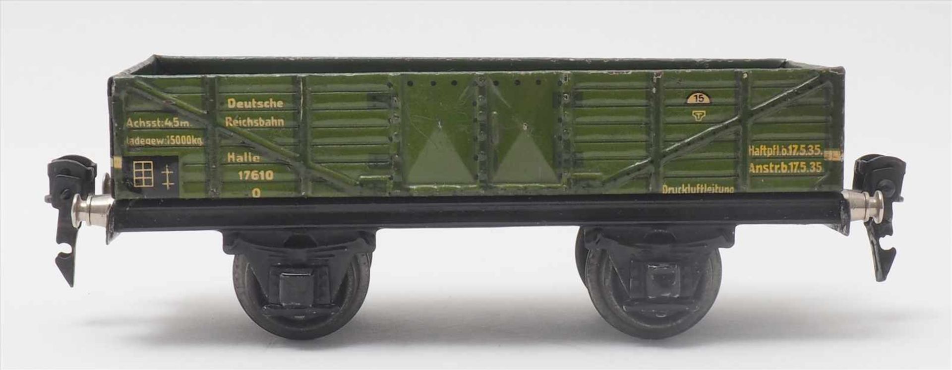 Zwei GüterwagenMärklin Spur 0. 1930-er Jahre. Niederbordwagen in grün. Guter, altersbedingter - Bild 3 aus 5