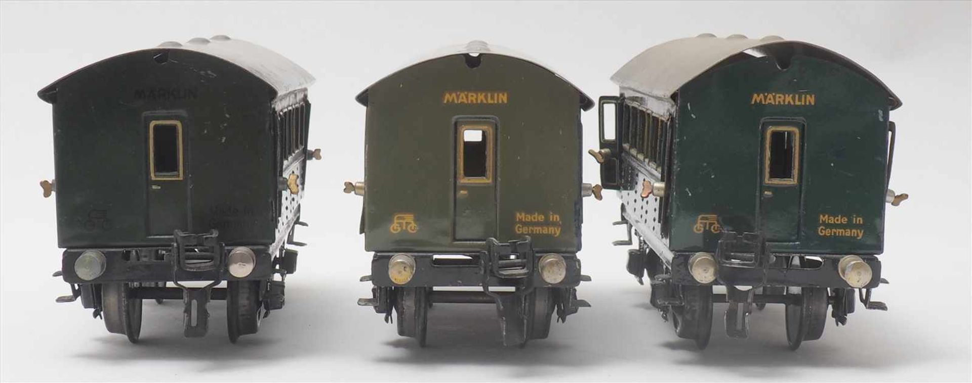 Drei PersonenwagenMärklin Spur 0. 1930-er Jahre. 2./3. Klasse, Nr. 17250. Guter, altersbedingter - Bild 3 aus 5