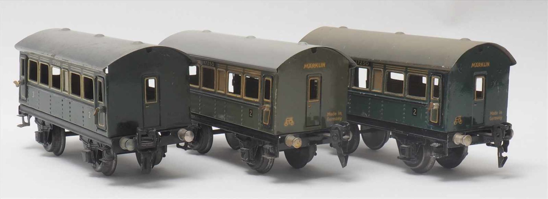 Drei PersonenwagenMärklin Spur 0. 1930-er Jahre. 2./3. Klasse, Nr. 17250. Guter, altersbedingter - Bild 2 aus 5