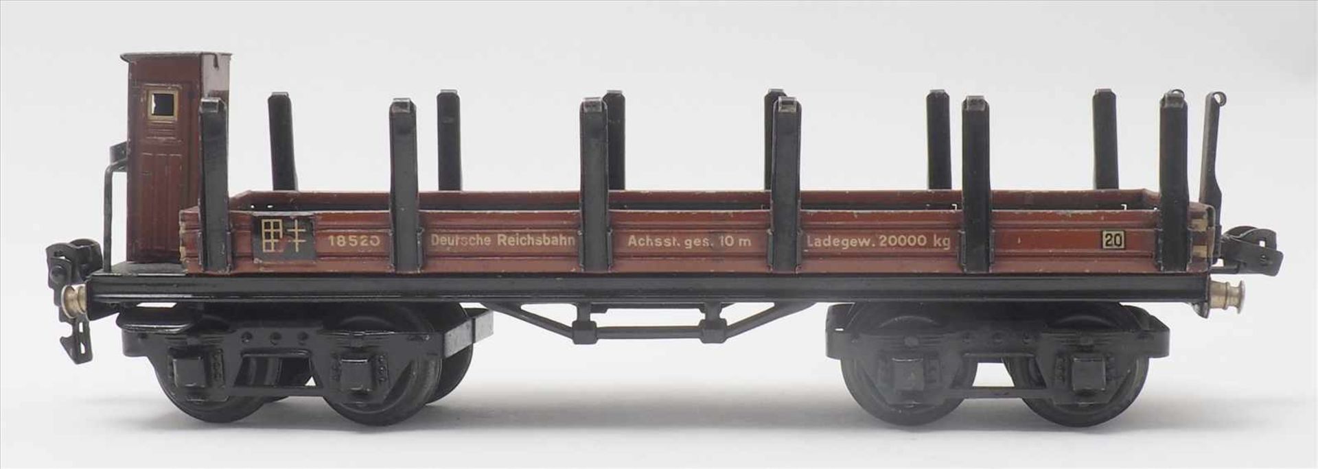 Zwei GüterwagenMärklin Spur 0. 1930-er Jahre. Hochbordwagen und Rungenwagen mit Bremserhaus. - Bild 3 aus 8