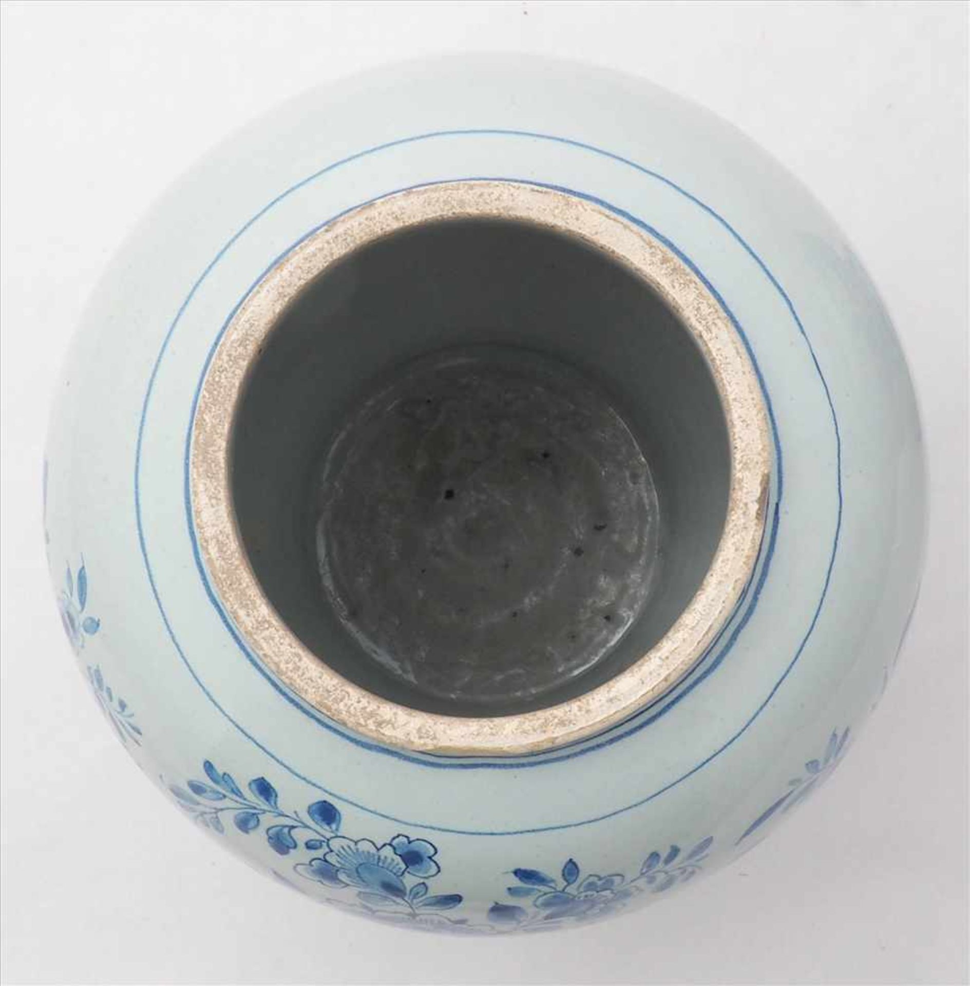 Zwei VasenDelft 18./19. Jh. Brauner Scherben mit weißer Glasur und Blaumalerei. Birnenform mit - Bild 4 aus 6