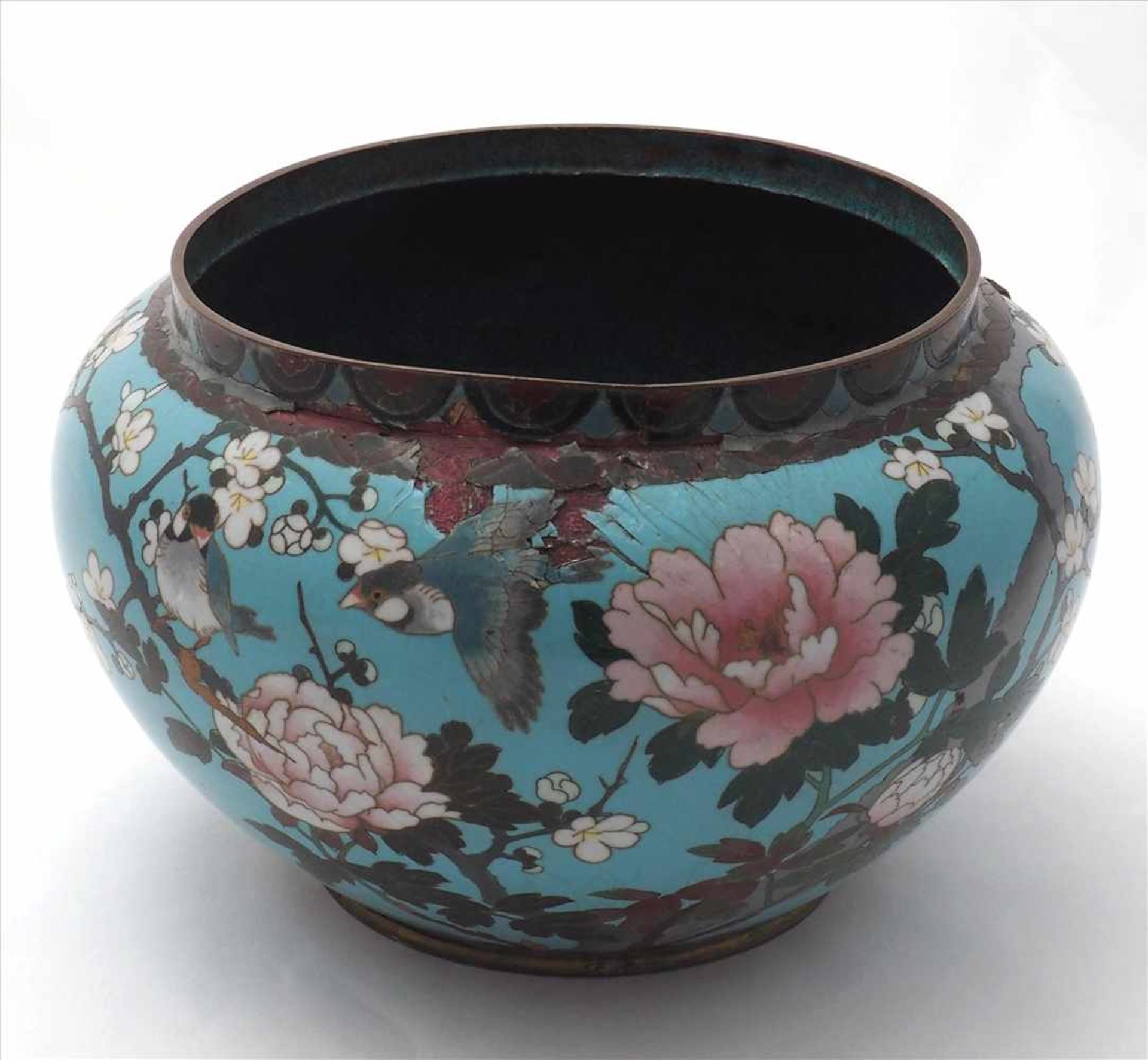 FishbowlChina Jiaqing Periode 18./19. Jh. Metallgefäß mit reicher Cloisonnémalerei mit Vögeln in