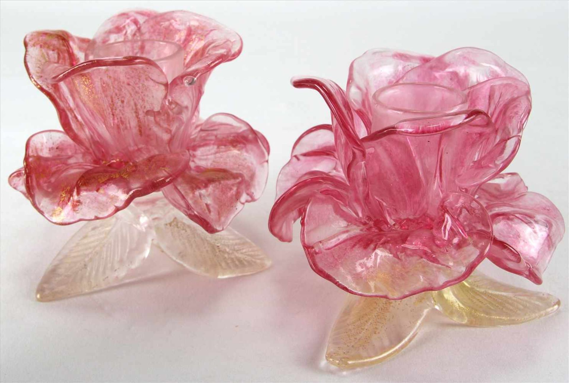 Paar KerzenständerMurano 20. Jh. Glas, teils polychrom und mit Goldflitter in Form einer