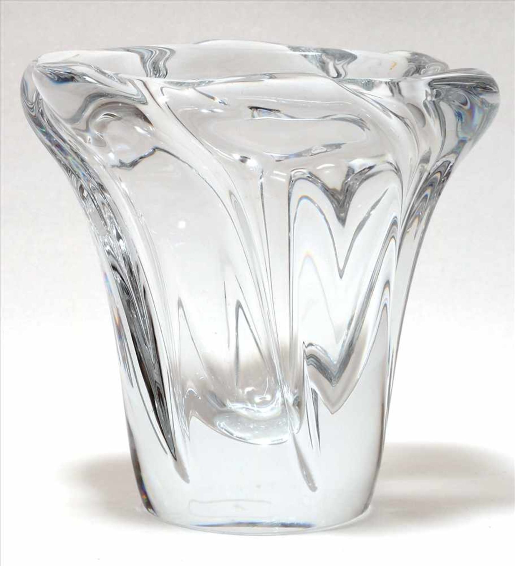 GlasvaseDaum France. Blütenform. Klarglas. Seitlich Ätzsignatur. Durchmesser ca. 15 x 12,5 cm,