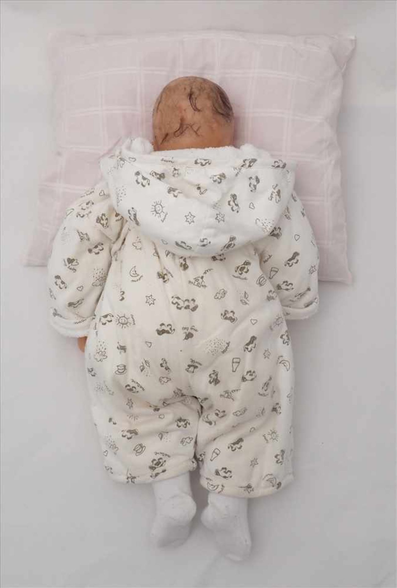 KünstlerpuppePuppenbaby 20. Jh. Sehr detailliert mit Echthaar und schöner Bekleidung. Größe ca. 54 - Bild 2 aus 2