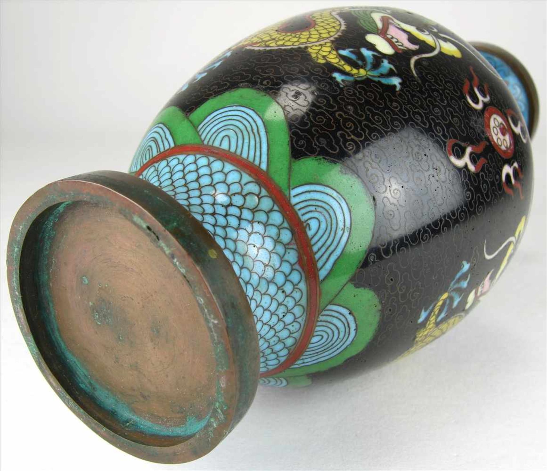 Cloisonné VaseChina um 1920. Birnenform mit aufwendigem Drachendekor. Durchmesser ca. 11 cm, Höhe - Image 5 of 5