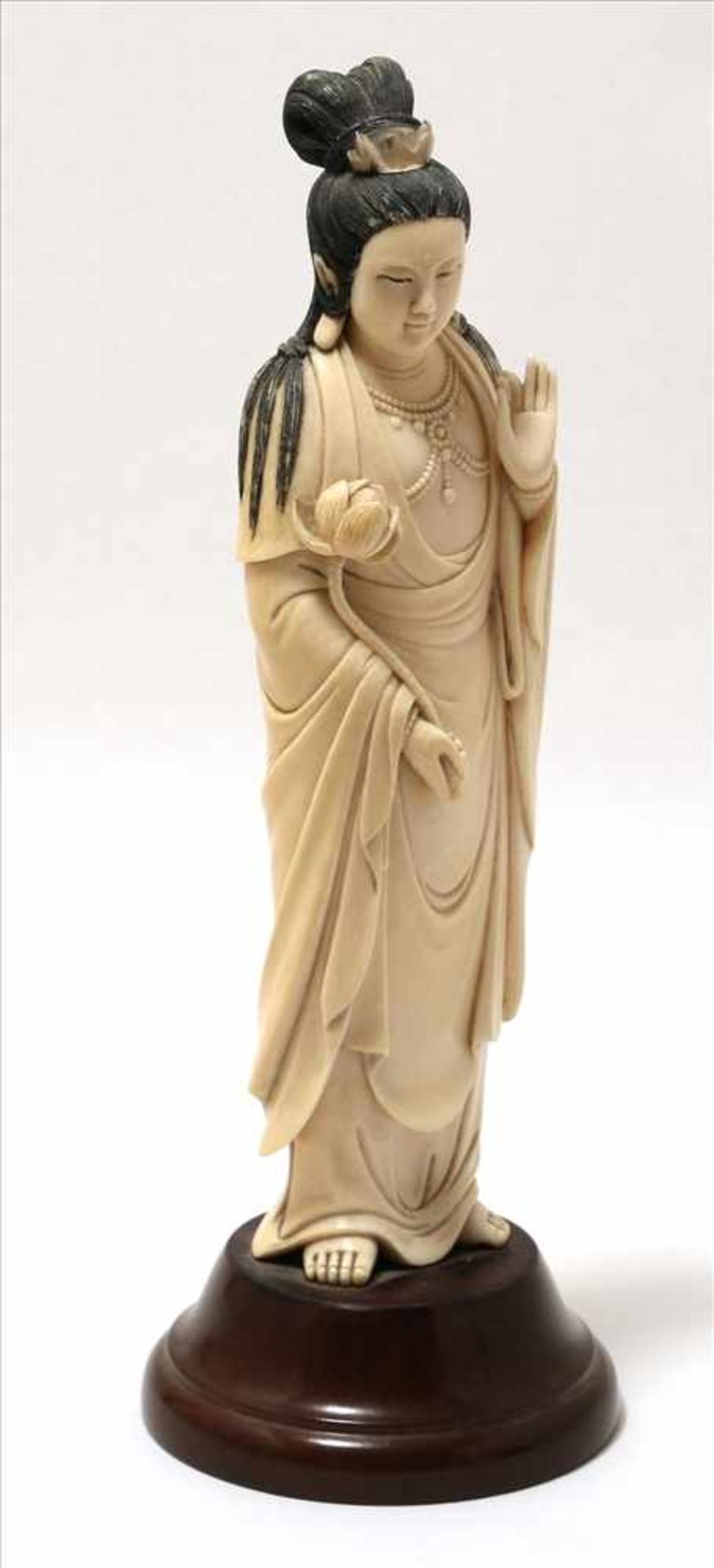 BeinfigurChina 1920-er Jahre. Stehende Göttin mit Handhaltung in gyan mudra, in der anderen Hand