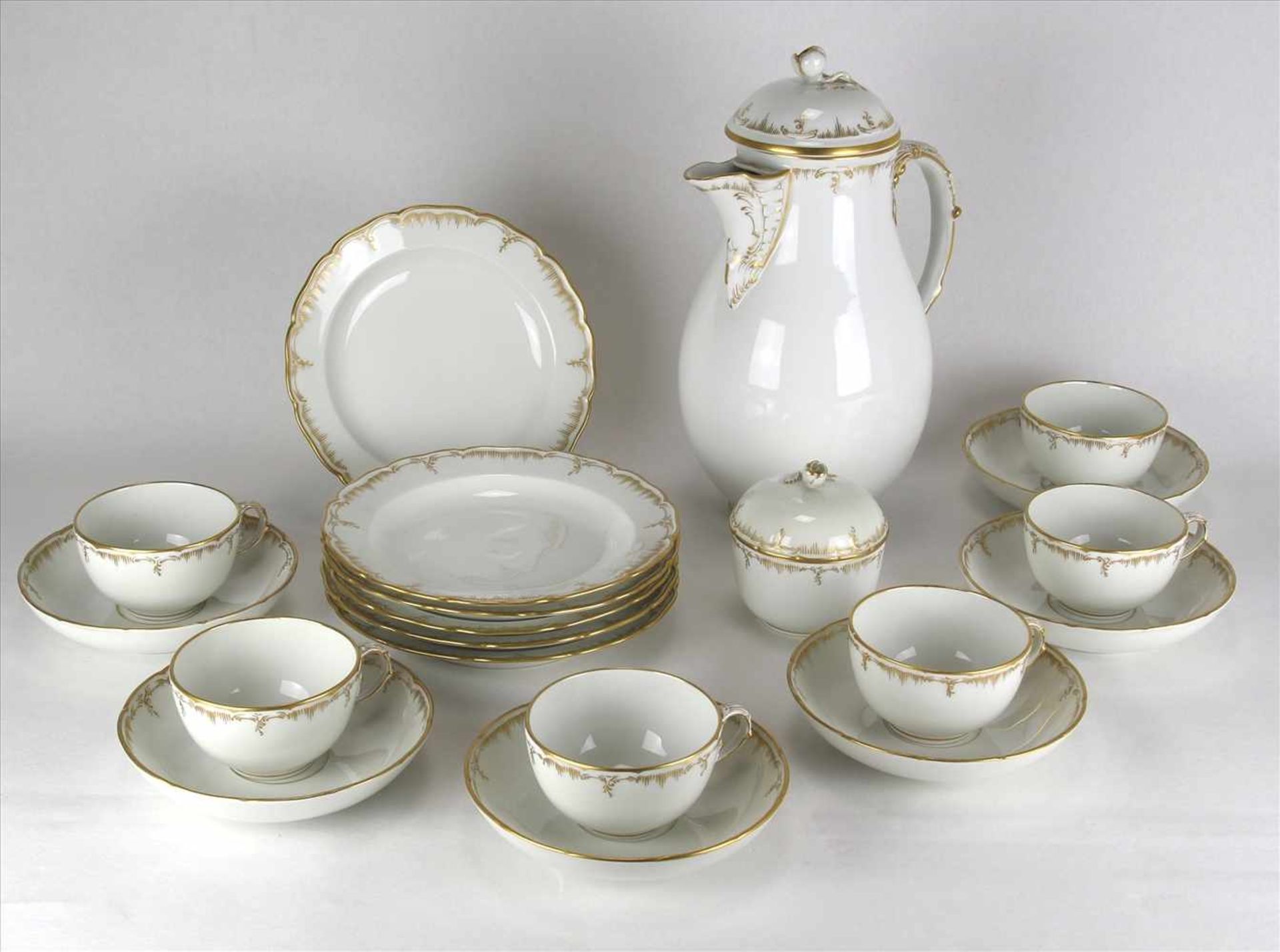 Kaffeeservice KPMBerlin 20. Jh. Elfenbeinfarbenes Porzellan. Biedermeier Form mit Golddekor. Sechs