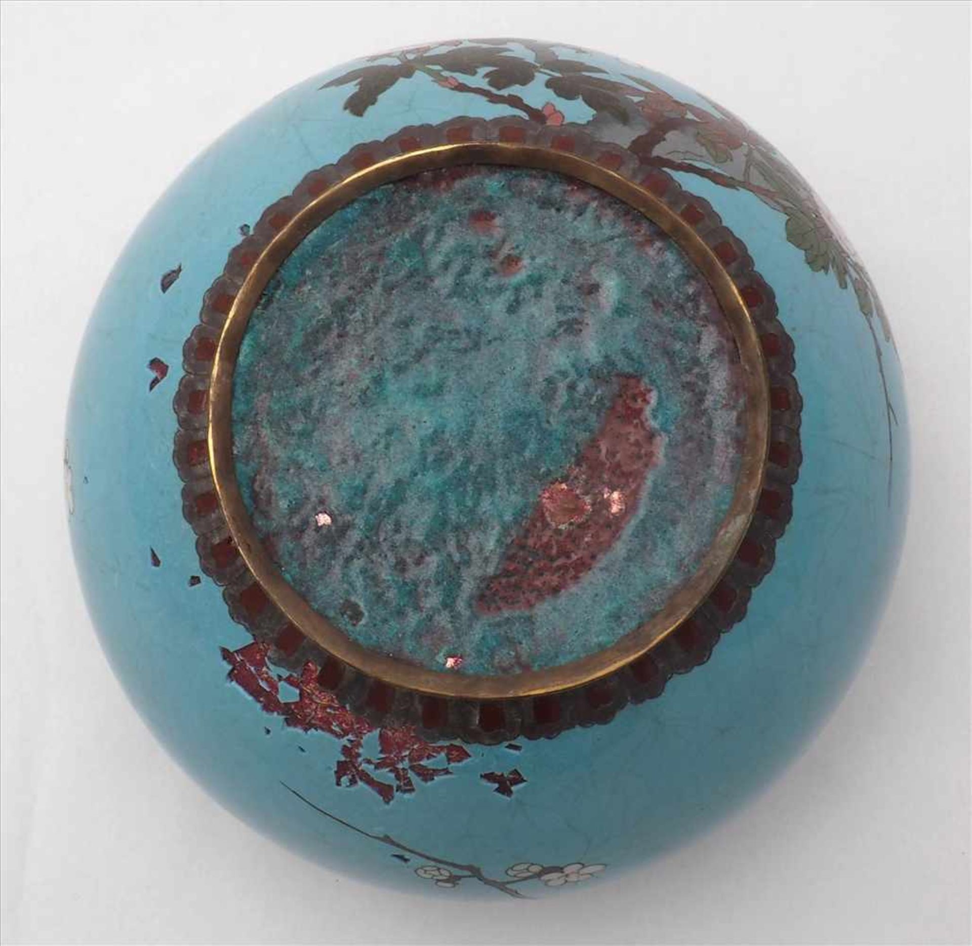 FishbowlChina Jiaqing Periode 18./19. Jh. Metallgefäß mit reicher Cloisonnémalerei mit Vögeln in - Image 4 of 4