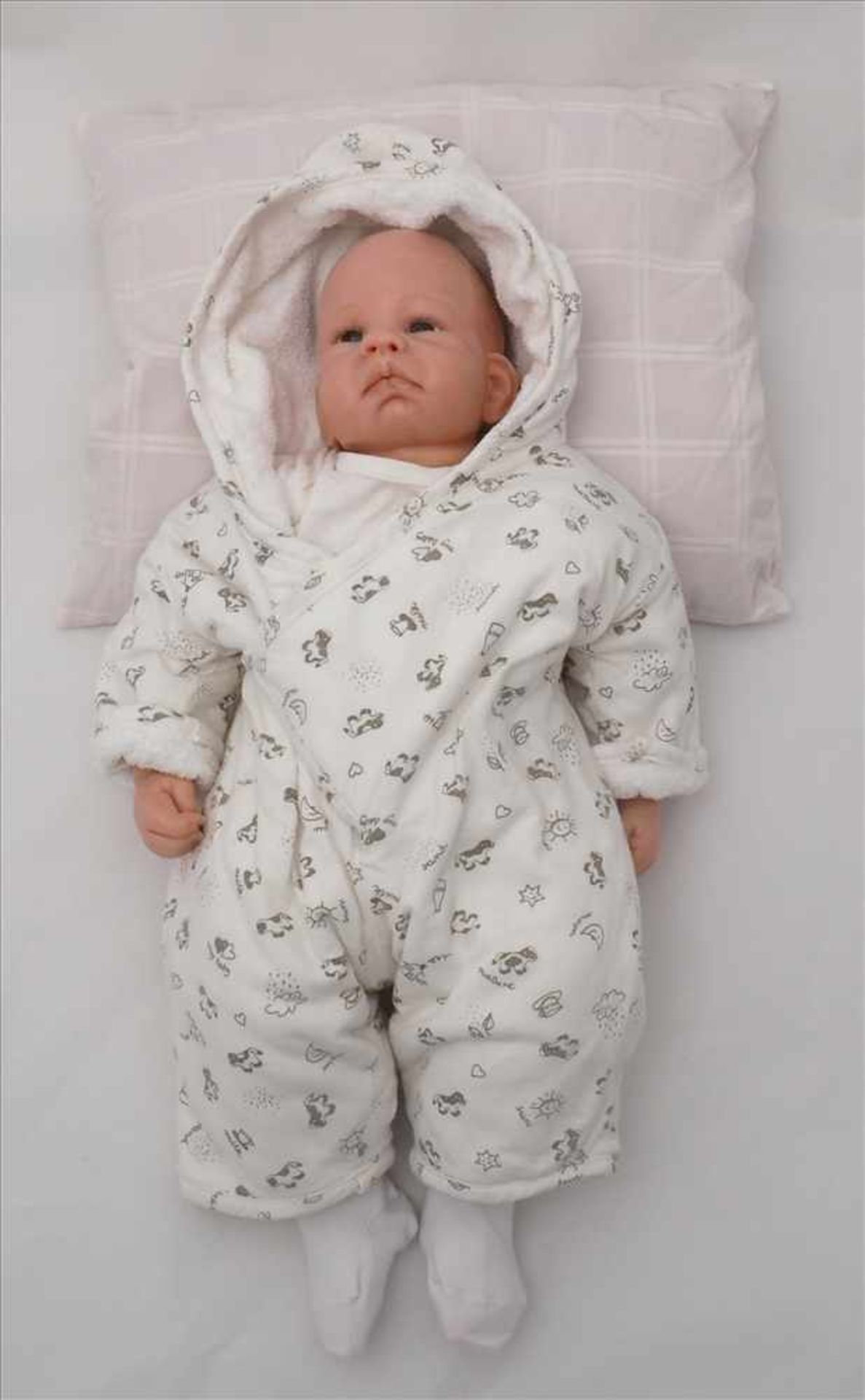 KünstlerpuppePuppenbaby 20. Jh. Sehr detailliert mit Echthaar und schöner Bekleidung. Größe ca. 54