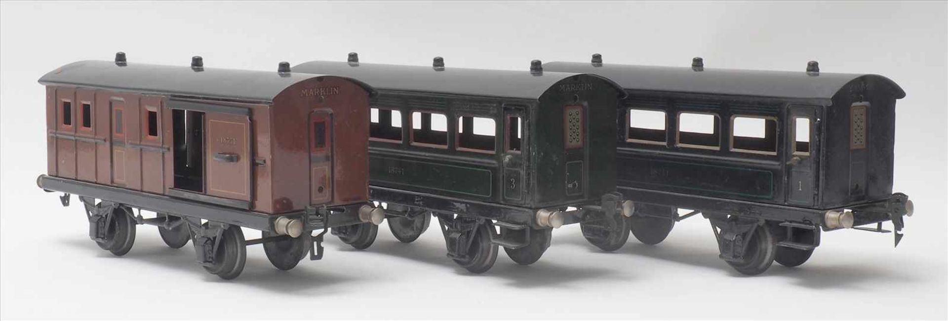 Drei PersonenwagenMärklin Spur 1. 1930-er Jahre. 1./2., 3. Klasse und ein Gepäckwagen Nr. 18741