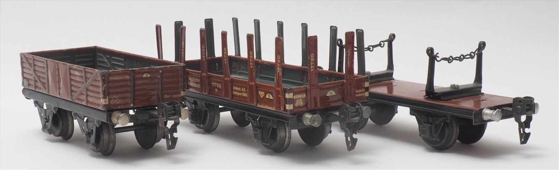 Drei GüterwagenMärklin Spur 0. 1930-er Jahre. Niederbordwagen, Holzwagen und Rungenwagen. Guter, - Bild 2 aus 4
